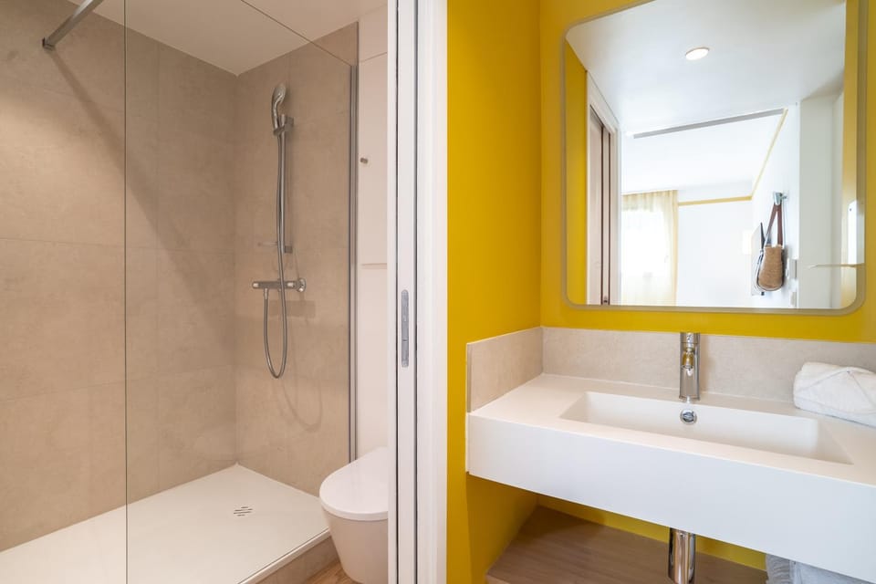 Shower, Toilet, Bathroom, towels