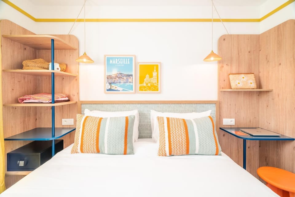 Bed, Decorative detail, safe