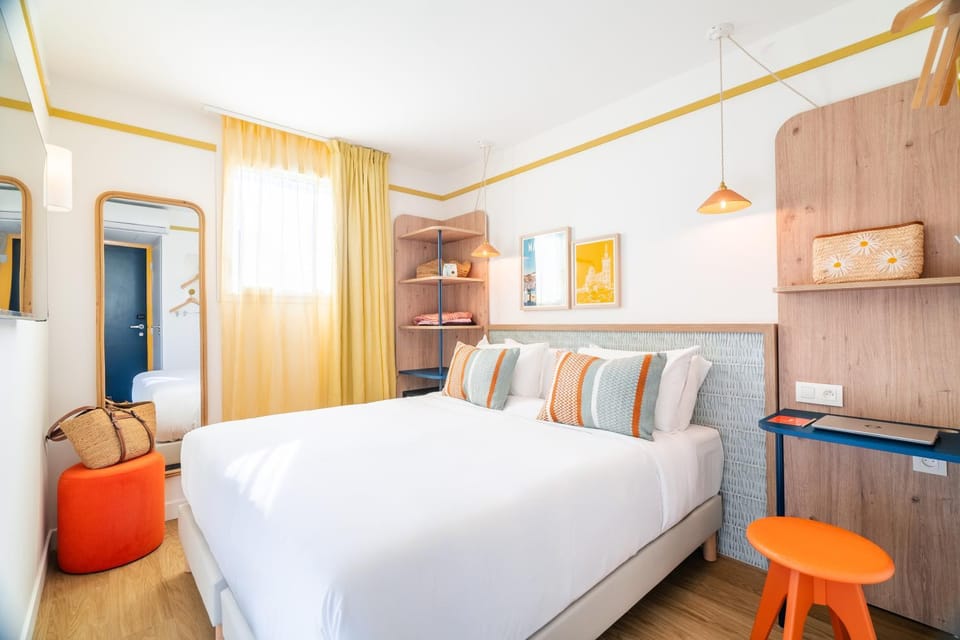 Bed, Photo of the whole room, Decorative detail