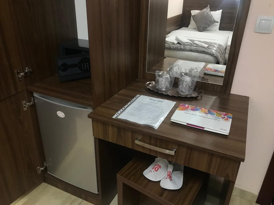 Photo of the whole room, Decorative detail