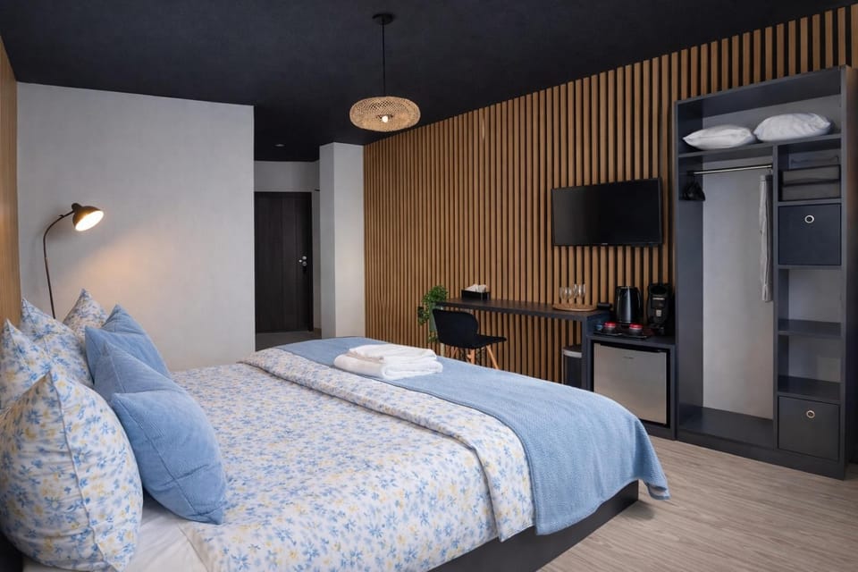 Bed, TV and multimedia, Bedroom
