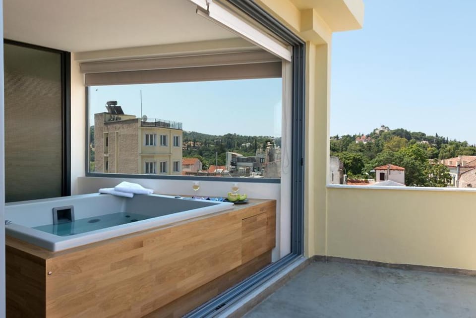 Hot Tub, Balcony/Terrace, City view, Landmark view