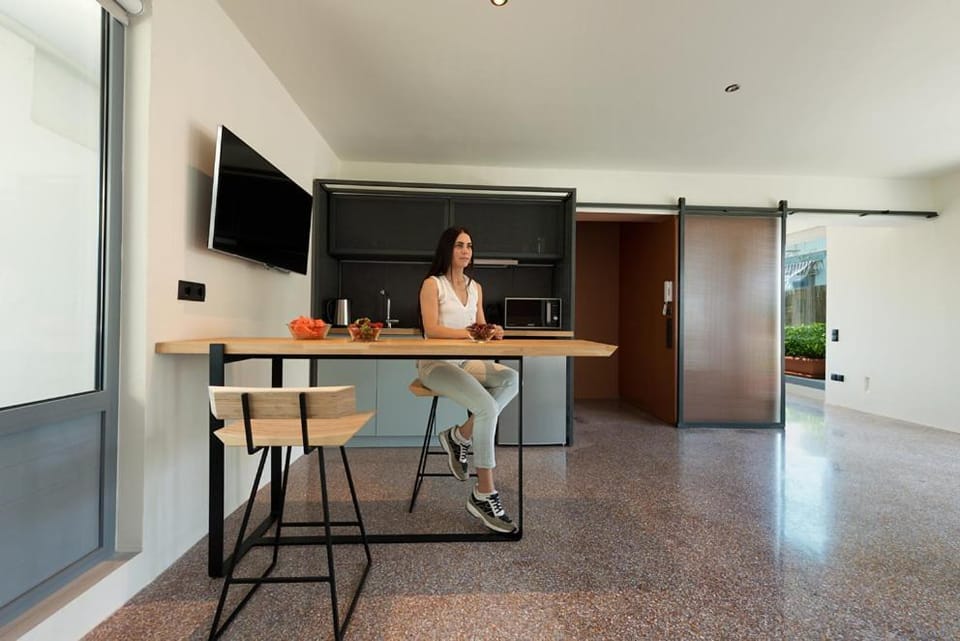 Kitchen or kitchenette, Dining area