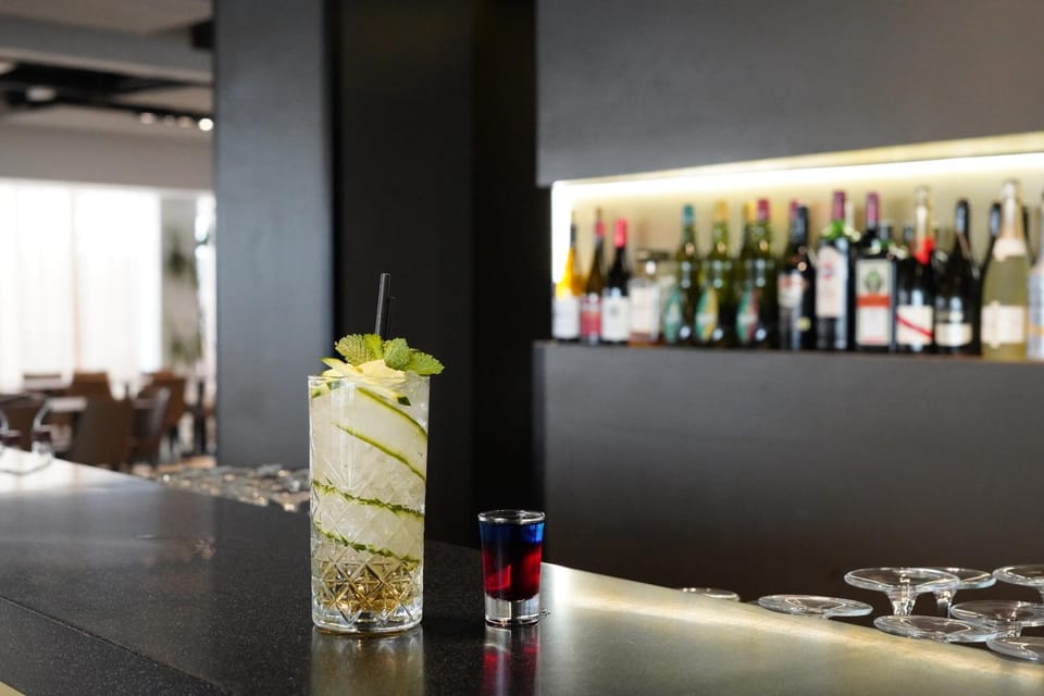 Restaurant/places to eat, Lounge or bar