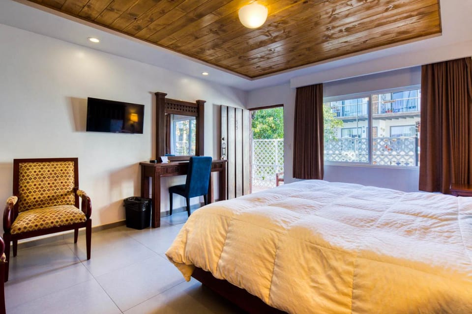 Bed, TV and multimedia, Photo of the whole room, Bedroom