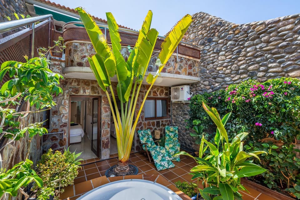 Garden, Hot Tub