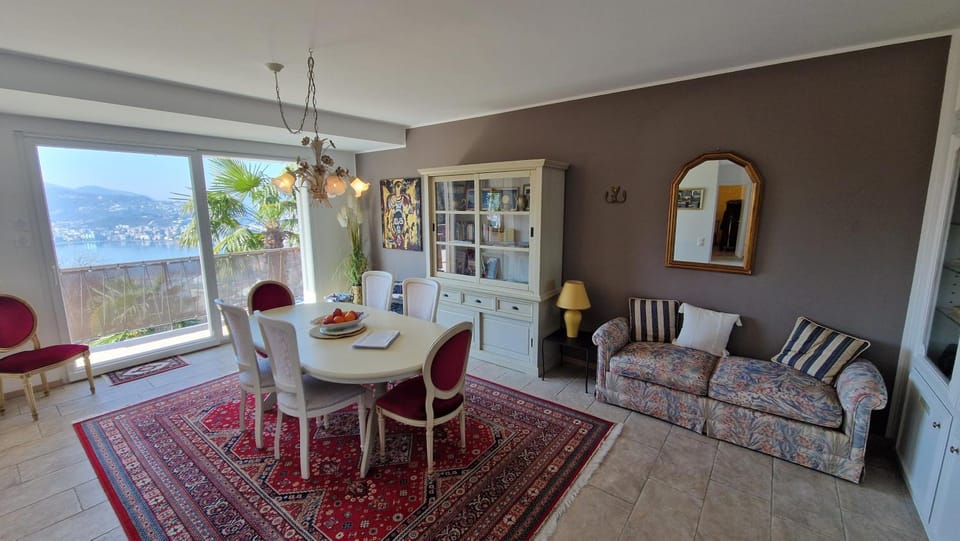 Dining area, Food