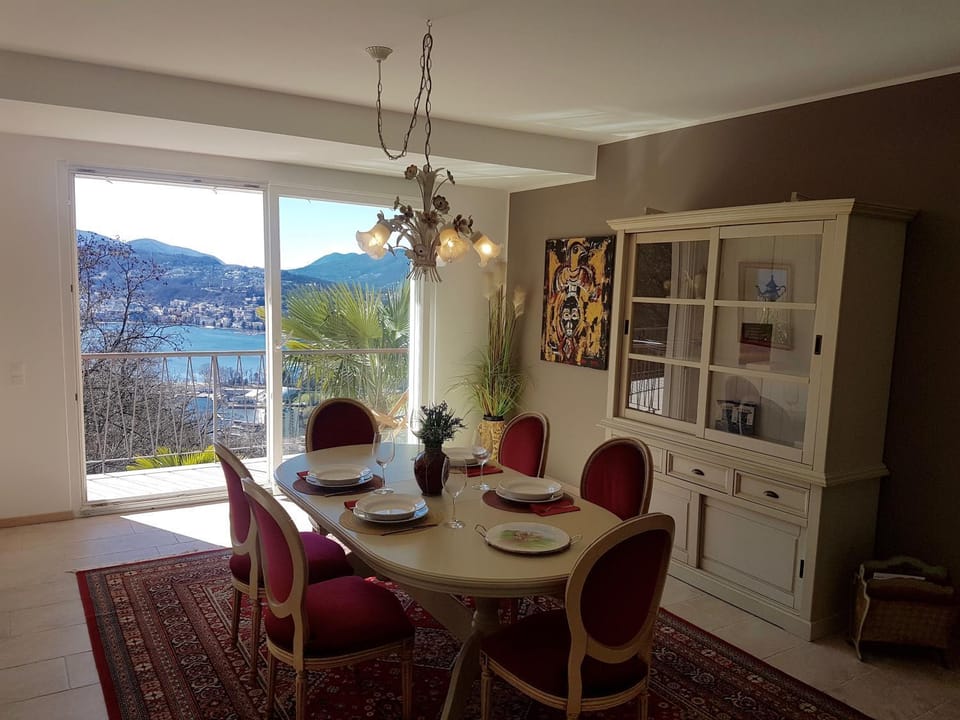 Dining area, Lake view