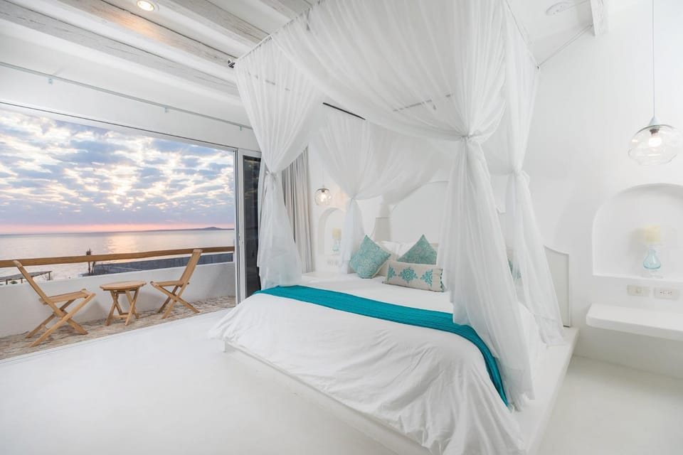 Photo of the whole room, Sea view