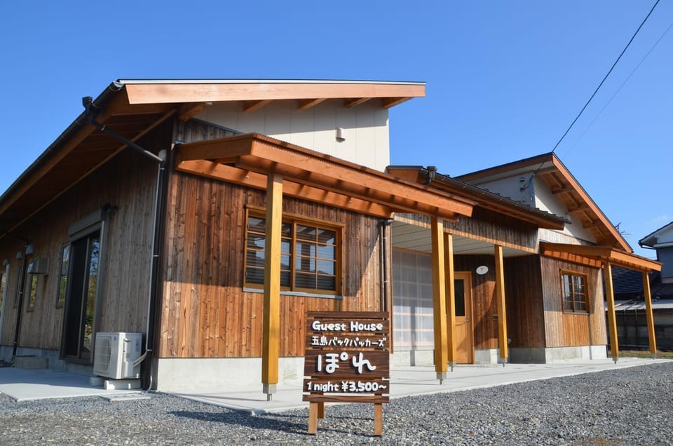 Goto Backpackers Pole Bed and Breakfast in Japan