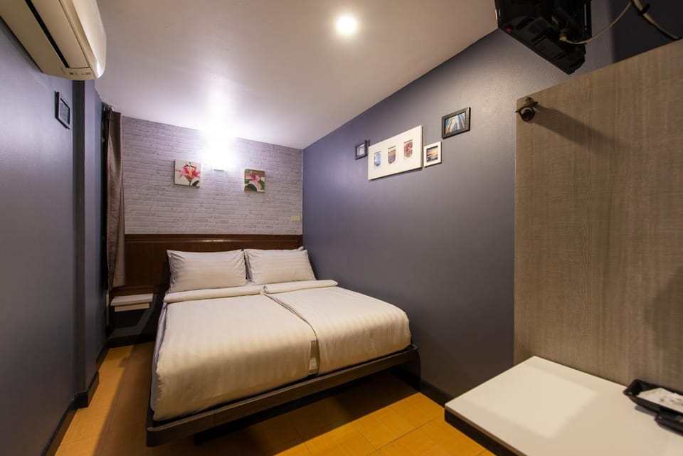 Photo of the whole room, Bedroom