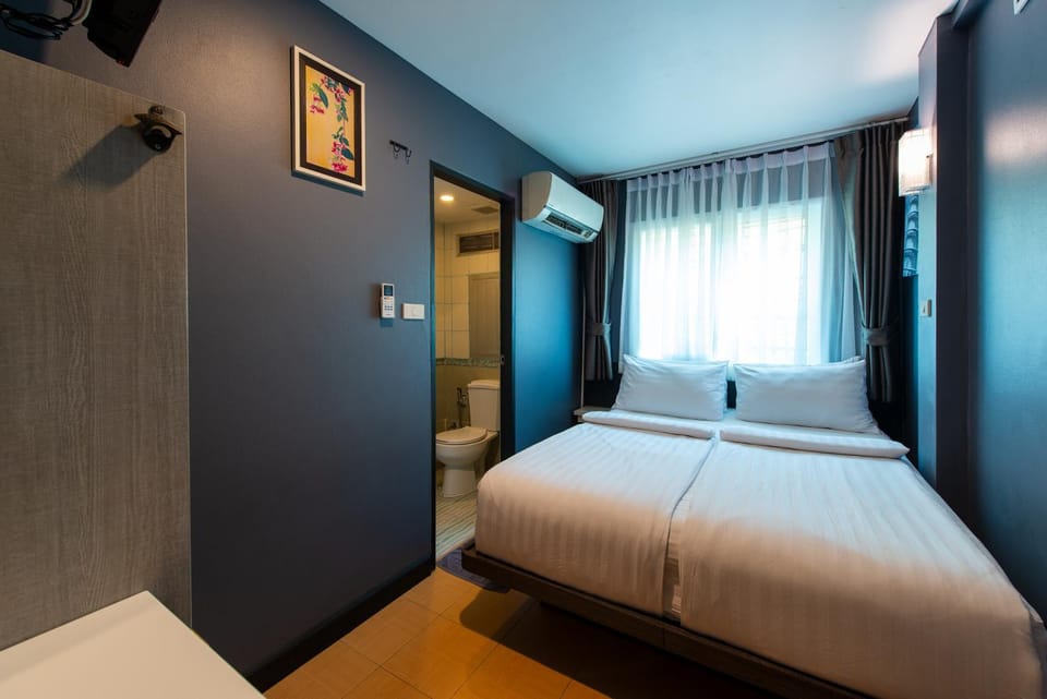Photo of the whole room, Bedroom