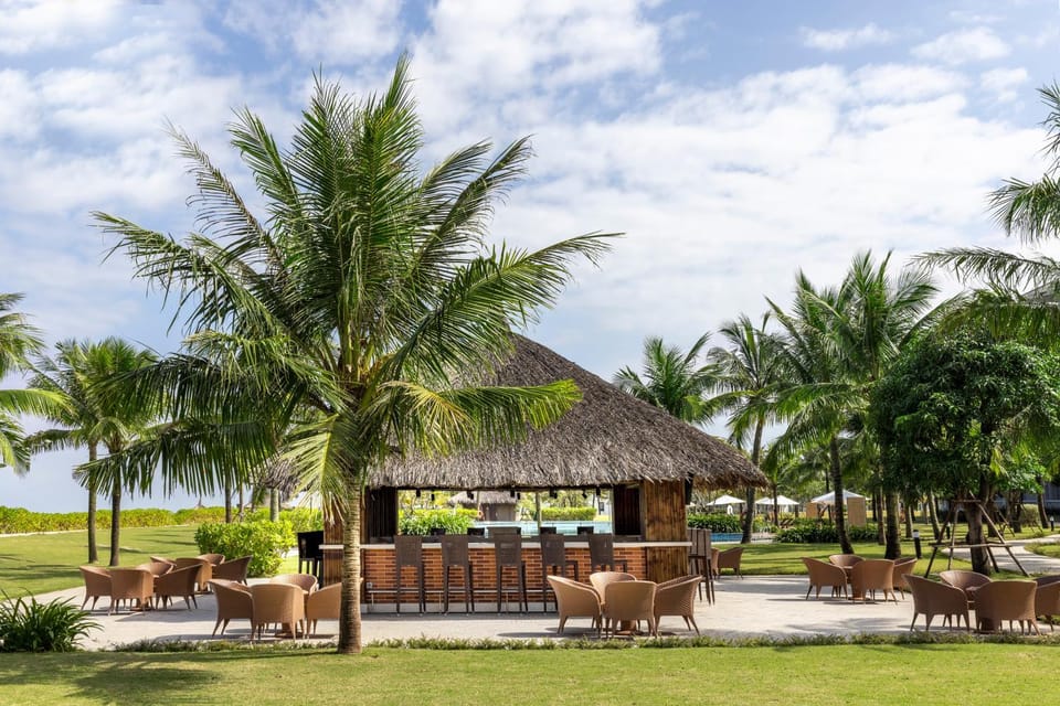 Restaurant/places to eat, Lounge or bar, Garden view