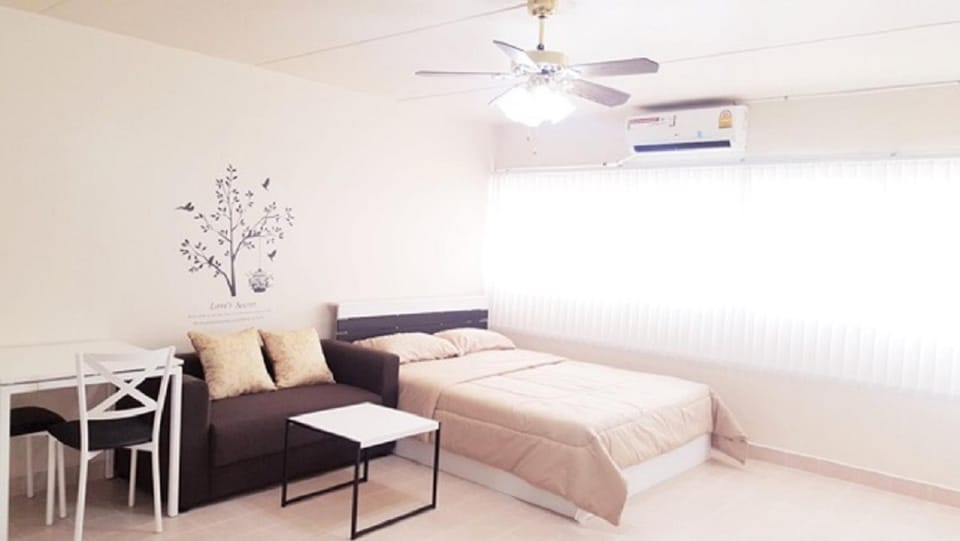 Bed, Living room, Photo of the whole room, Seating area, Bedroom