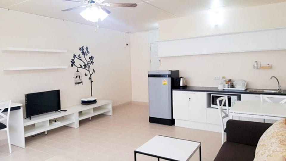 Communal lounge/ TV room, TV and multimedia, Kitchen or kitchenette, Dining area, Communal kitchen