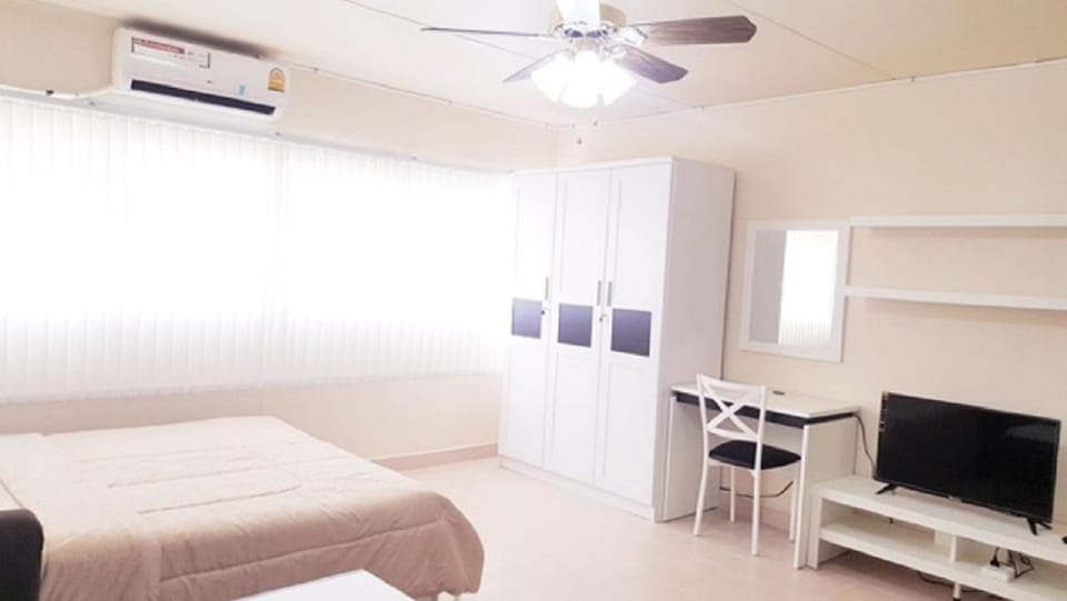 Communal lounge/ TV room, Bed, TV and multimedia, Photo of the whole room, Bedroom