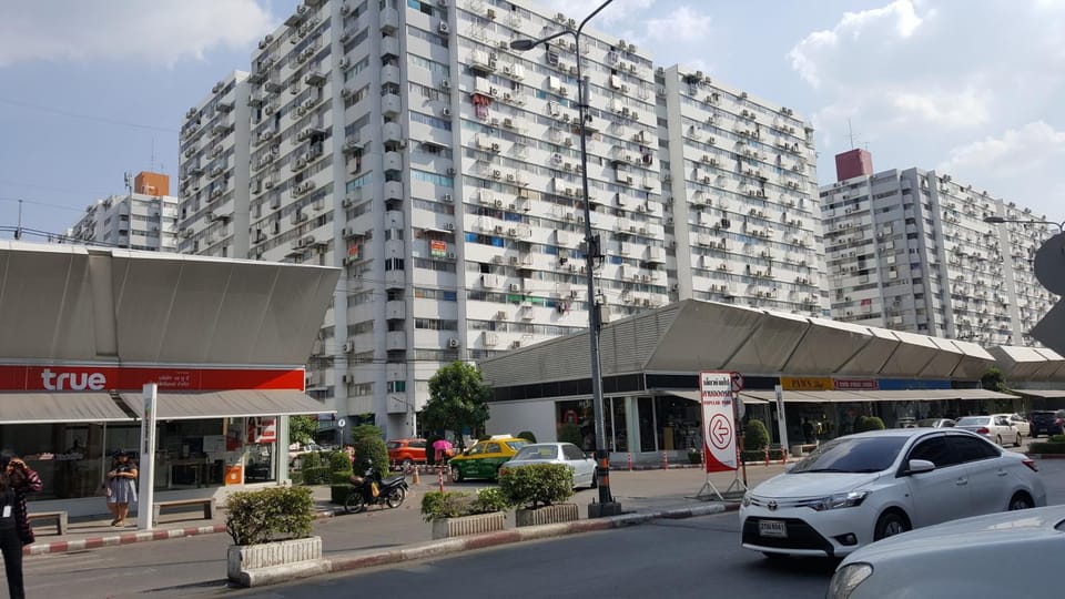 Property building, Nearby landmark, Restaurant/places to eat, Neighbourhood, City view, Street view, Supermarket/grocery shop, Shopping Area