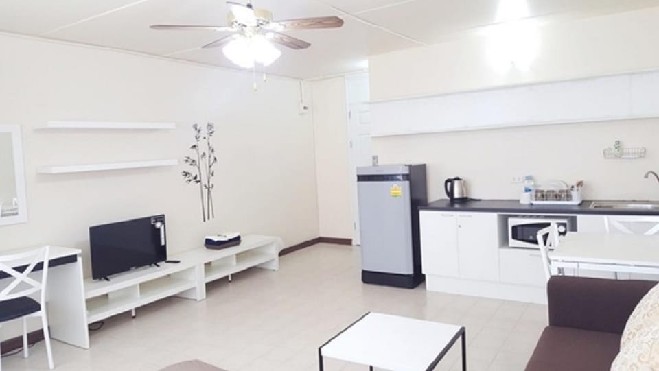 TV and multimedia, Kitchen or kitchenette, Living room, Seating area, Dining area, Communal kitchen