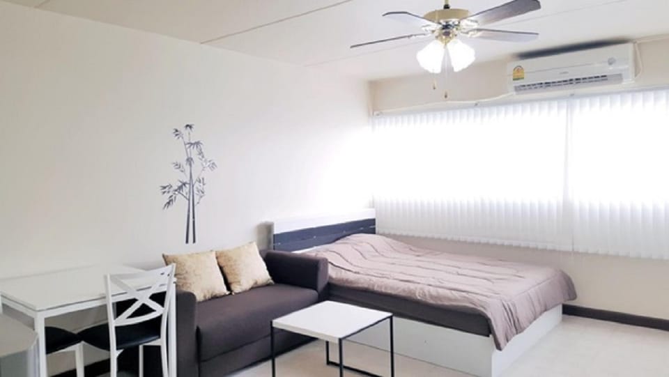 Bed, Living room, Photo of the whole room, Seating area, Bedroom