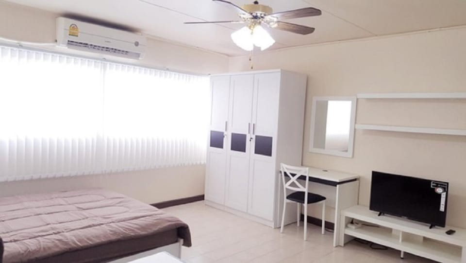 Bed, TV and multimedia, Photo of the whole room, Bedroom