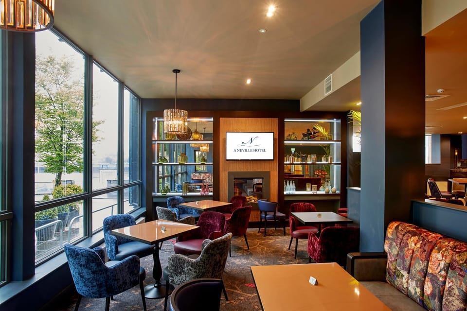 Restaurant/places to eat, Lounge or bar, Lunch, Dinner, Drinks, Alcoholic drinks, Non alcoholic drinks