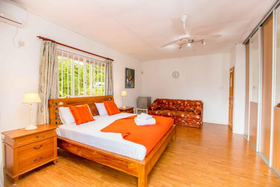 Photo of the whole room, Bedroom, Garden view
