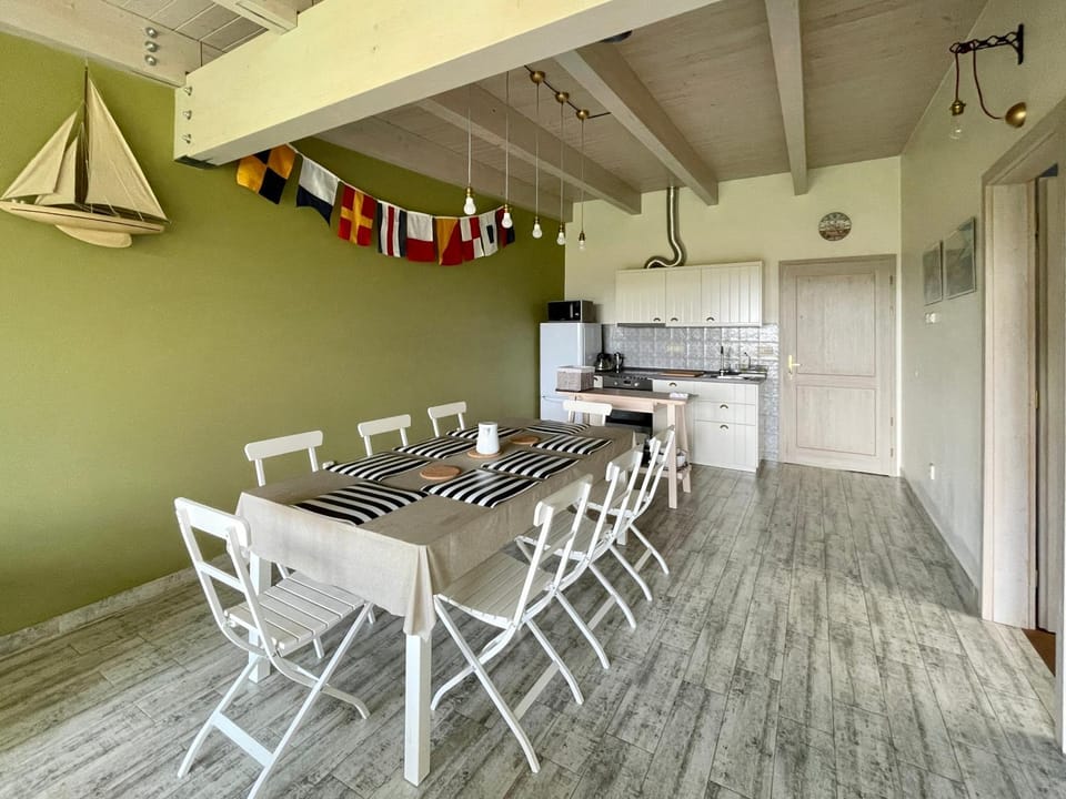 Kitchen or kitchenette, Living room, Seating area, kitchen