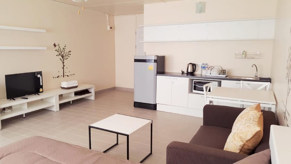 Communal lounge/ TV room, TV and multimedia, Kitchen or kitchenette, Living room, Seating area, Dining area, Communal kitchen