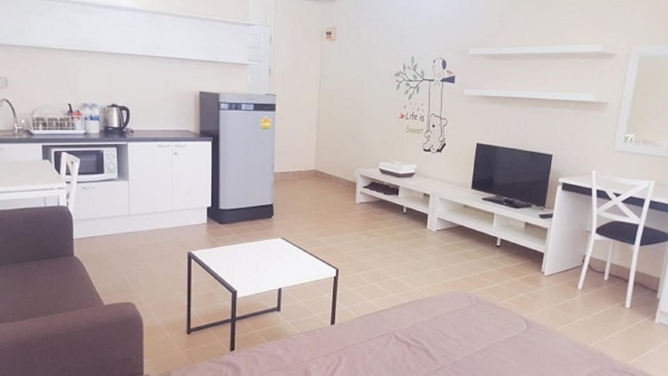 Communal lounge/ TV room, TV and multimedia, Kitchen or kitchenette, Living room, Seating area, Dining area, Communal kitchen