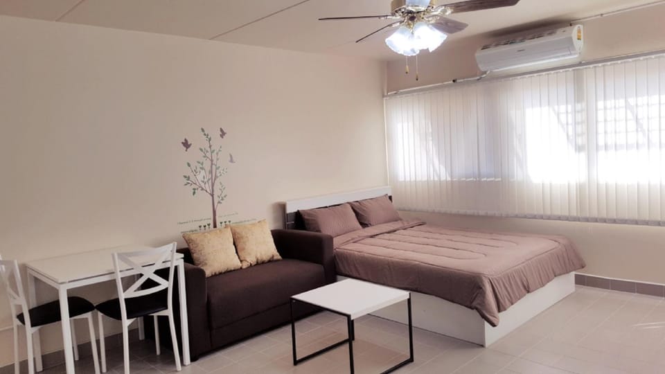 Bed, Living room, Photo of the whole room, Seating area, Bedroom