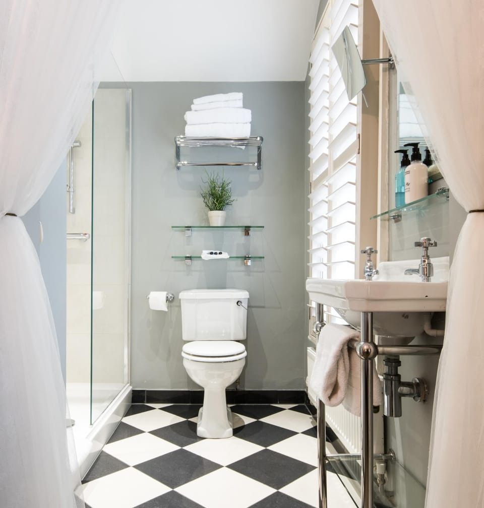 April House Weybridge - Boutique Guesthouse Bed and Breakfast in Weybridge