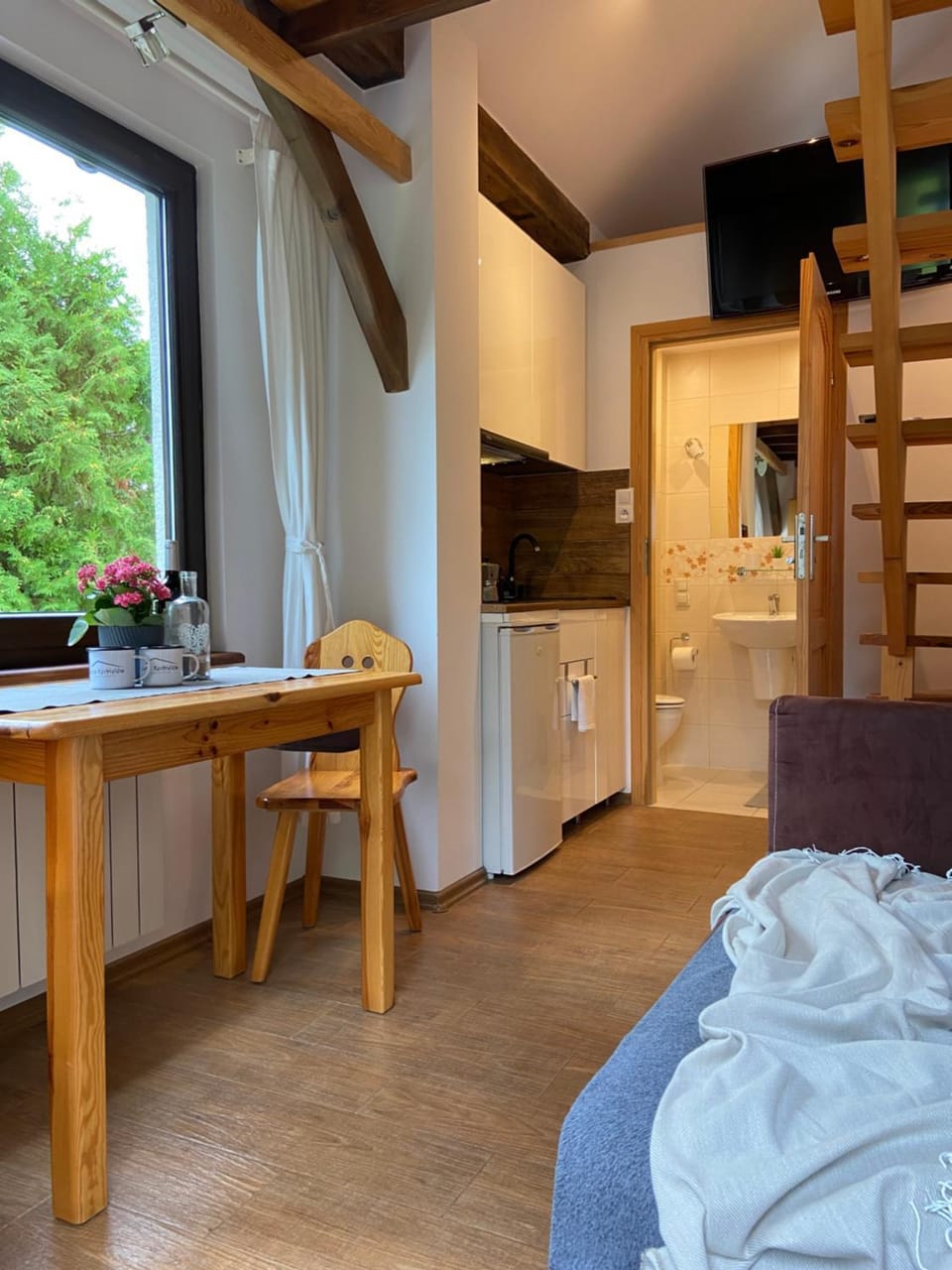 Kitchen or kitchenette, Dining area
