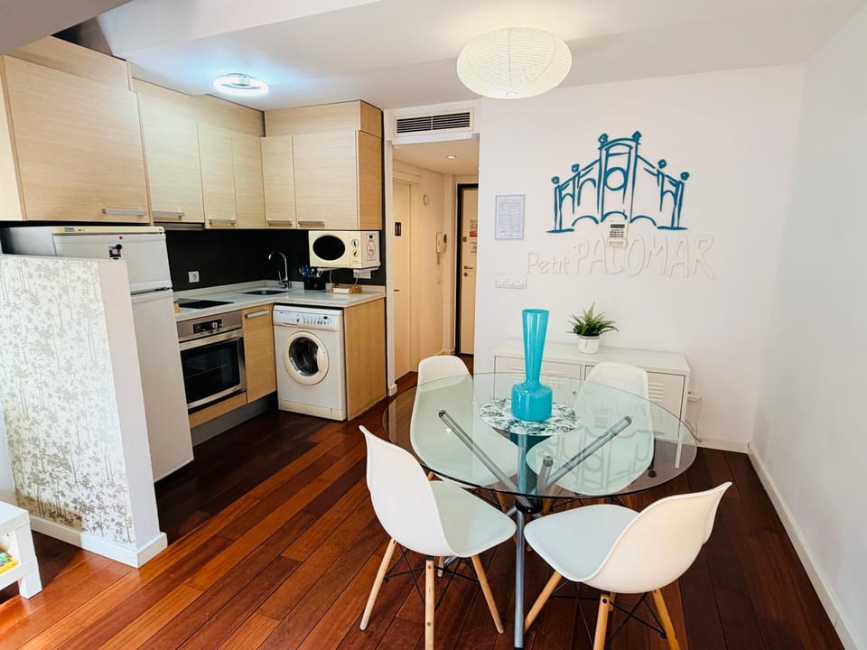 Kitchen or kitchenette, Dining area, washing machine
