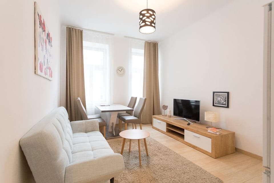 TV and multimedia, Coffee/tea facilities, Kitchen or kitchenette, Living room, Decorative detail, Decorative detail, Seating area, Dining area