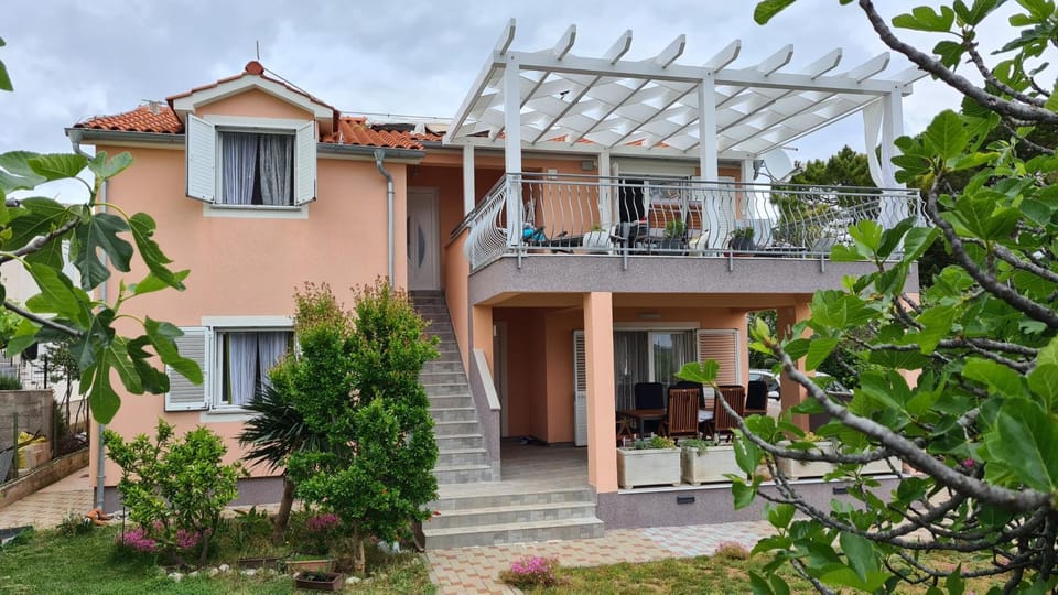 Property building, Patio, Day, Garden, Balcony/Terrace