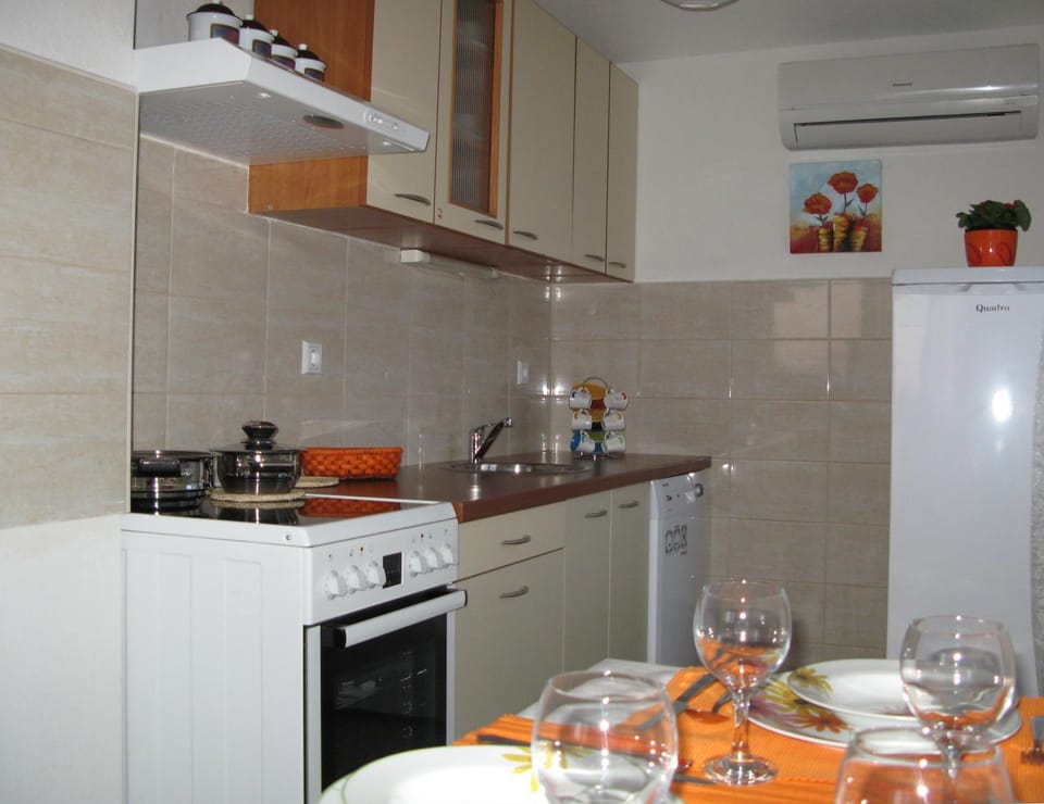 Kitchen or kitchenette, Dining area, dishwasher, oven, stove