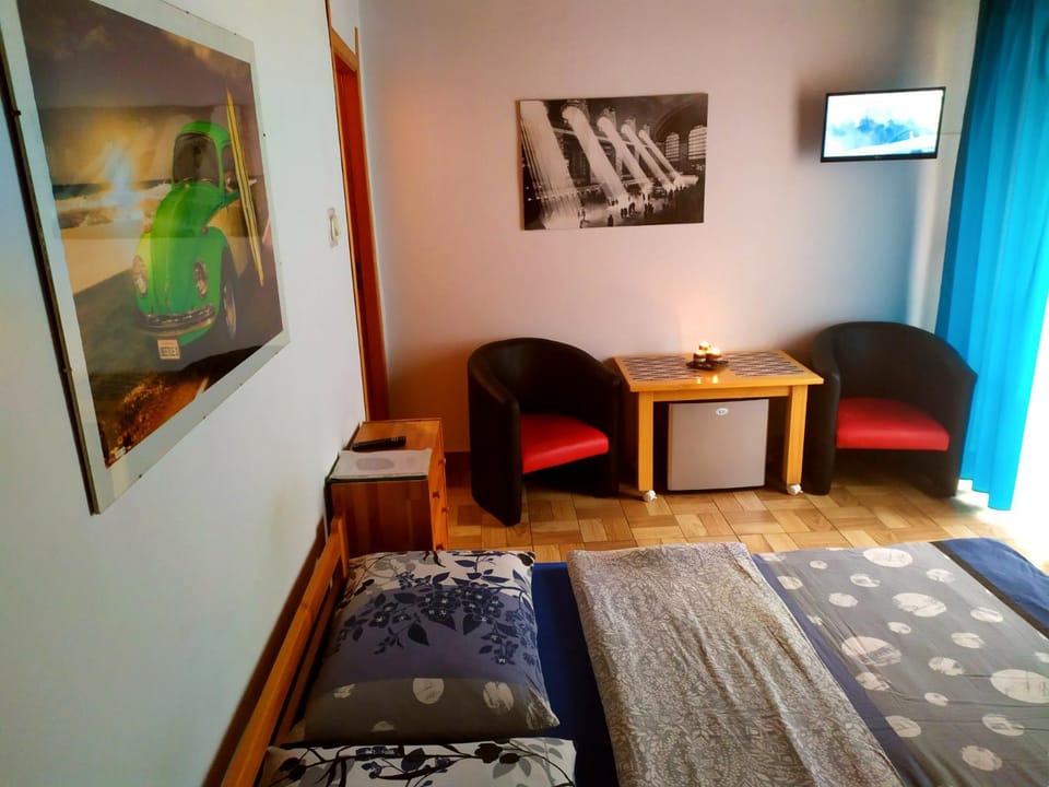 Photo of the whole room, Seating area, Bedroom