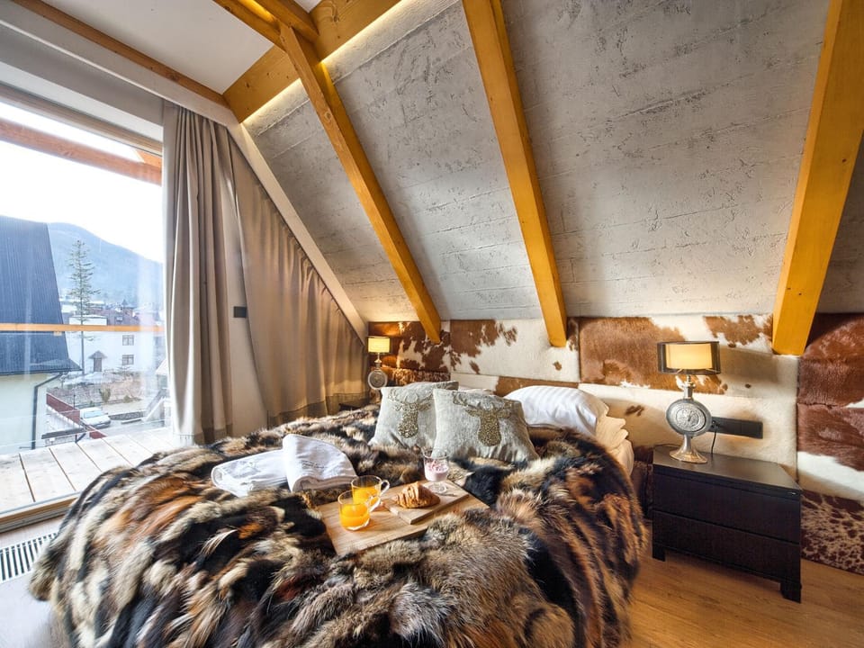 Bed, Balcony/Terrace, Photo of the whole room, Decorative detail, Bedroom, City view, Landmark view, Mountain view
