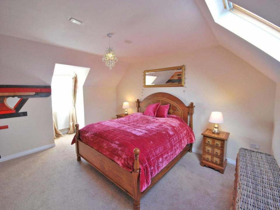 Bed, Photo of the whole room, Decorative detail, Bedroom, Pets