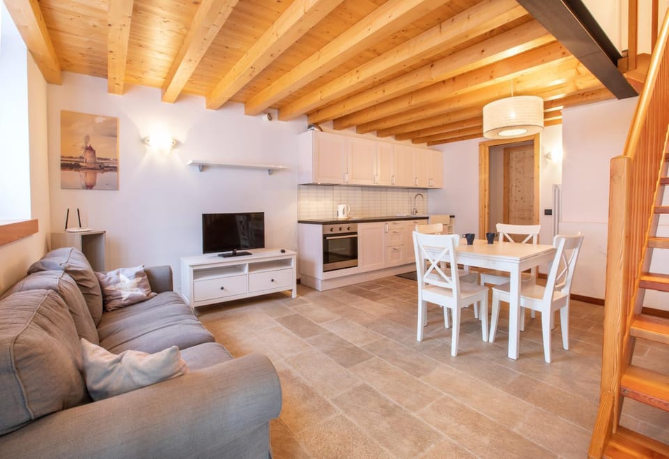 Communal lounge/ TV room, TV and multimedia, Kitchen or kitchenette, Living room, Dining area