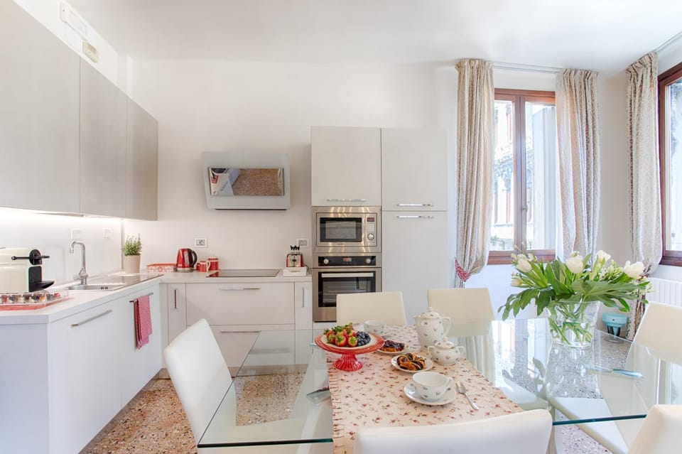Coffee/tea facilities, Kitchen or kitchenette, Dining area, oven, stove, toaster