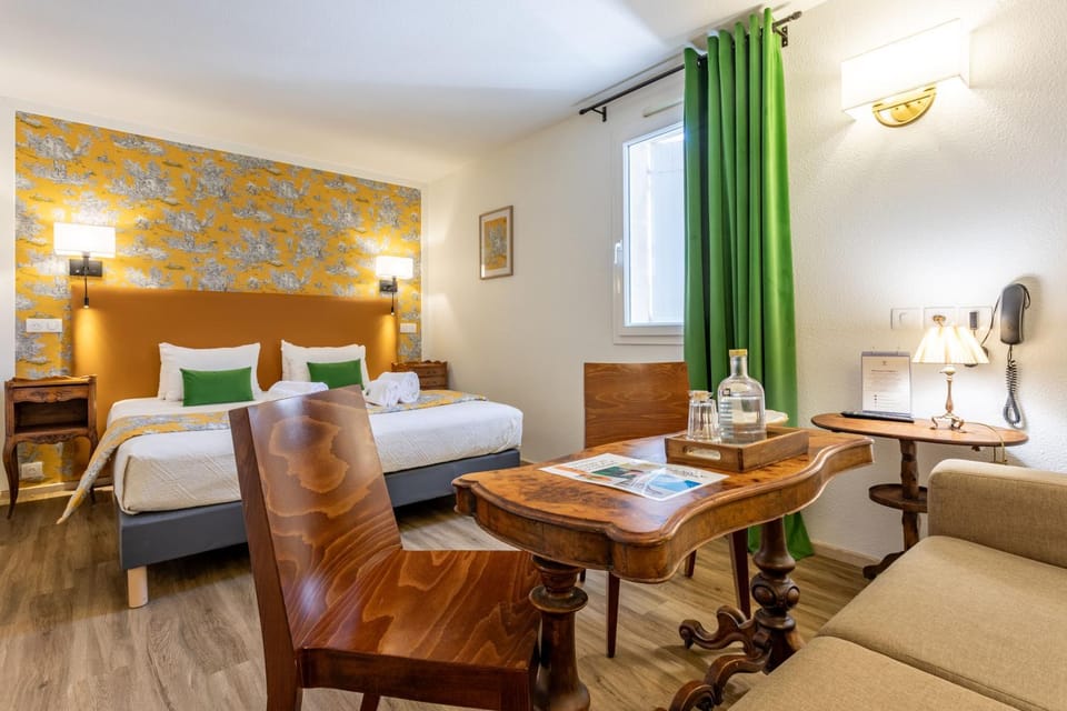 Bed, Photo of the whole room, Seating area, Bedroom