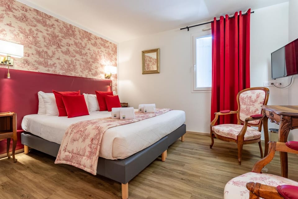 Bed, Photo of the whole room, Seating area, Bedroom