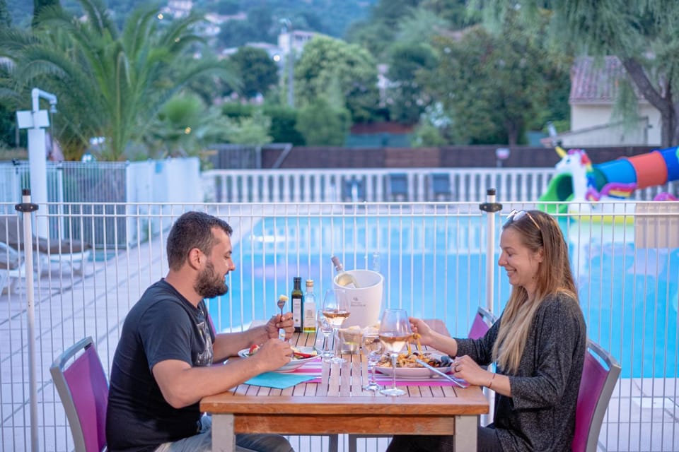 Restaurant/places to eat, Food close-up, People, Pool view, Alcoholic drinks, Non alcoholic drinks