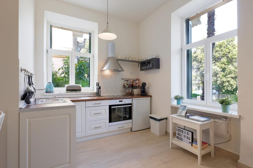 Coffee/tea facilities, dishwasher, stove, toaster