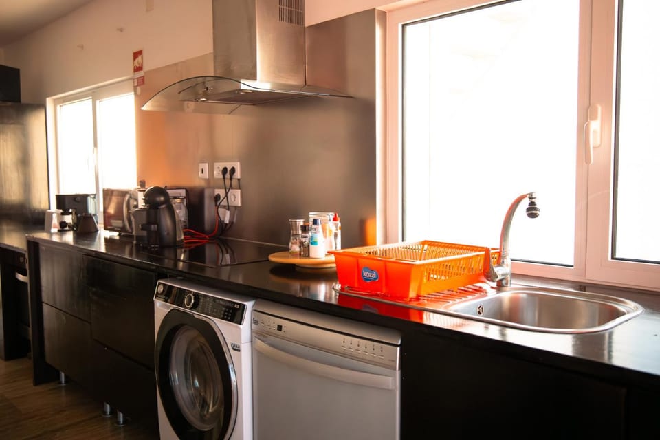 Coffee/tea facilities, Kitchen or kitchenette, dishwasher, stove, washing machine