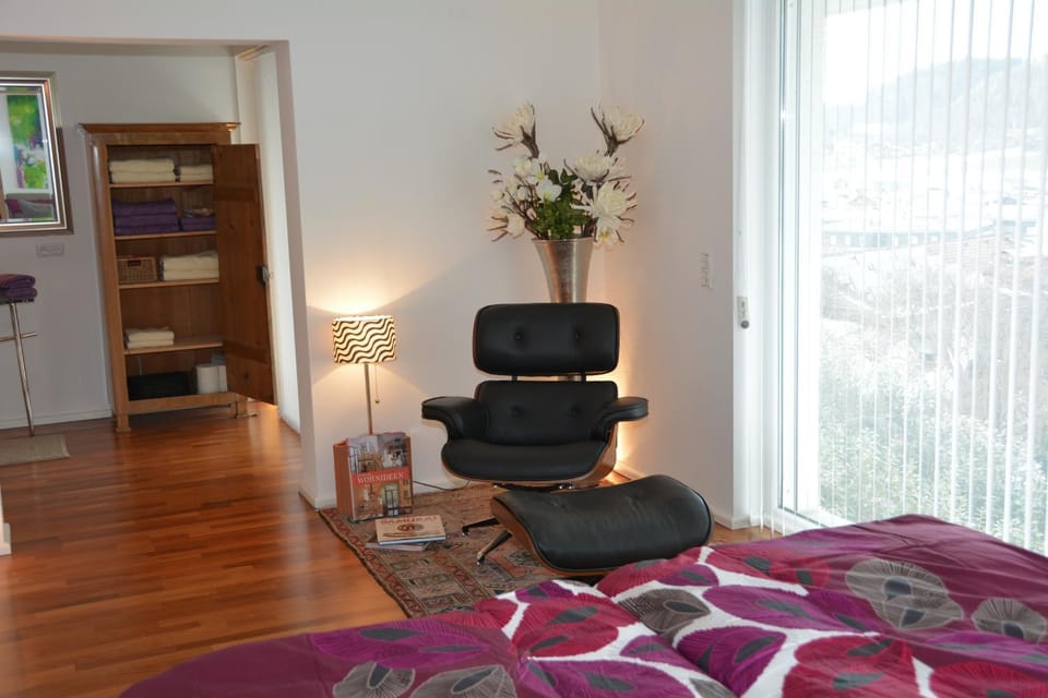 Bathroom, Photo of the whole room, Seating area, Bedroom