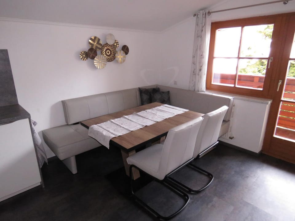 Seating area, Dining area