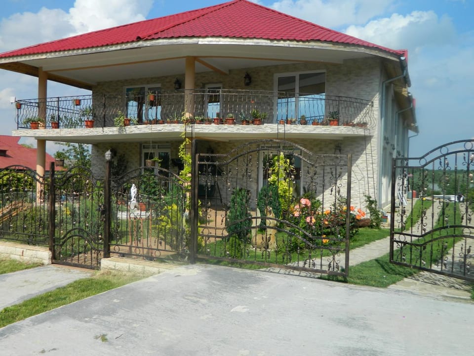 Pensiunea Casa Cornelia Mahmudia Bed and Breakfast in Romania