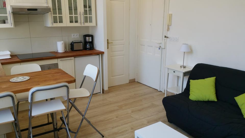 Kitchen or kitchenette, Living room, Dining area